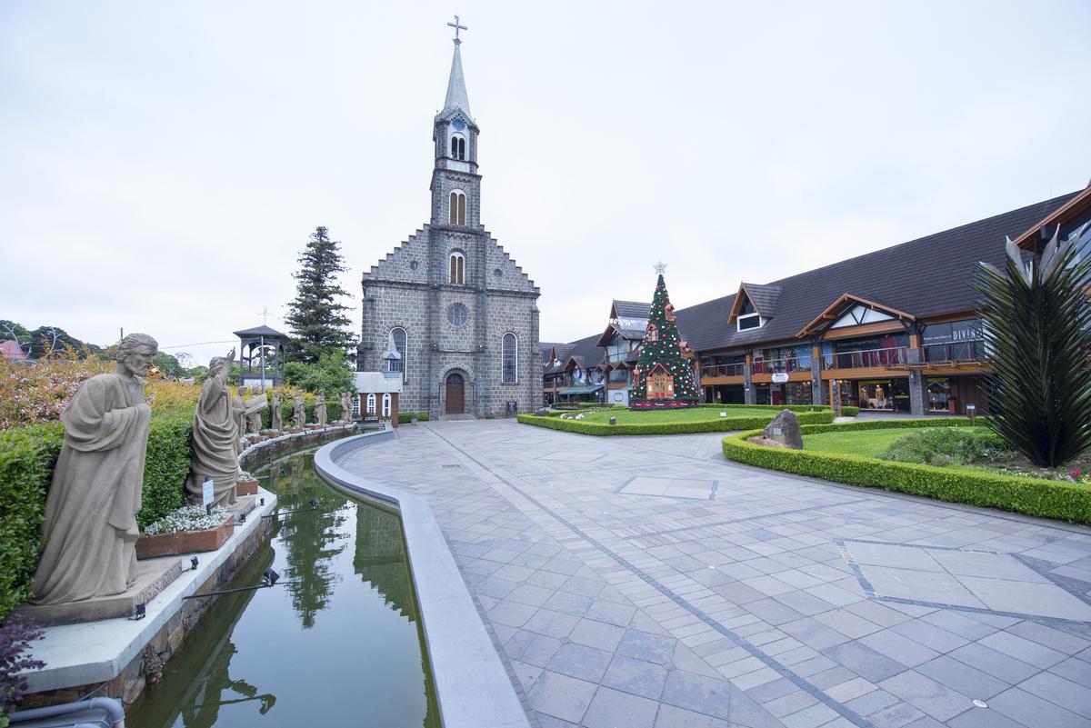 "Foto panorâmica de Gramado mostrando propriedades de luxo em meio a paisagens arborizadas, ilustrando o destino atrativo para o novo investidor imobiliário."
